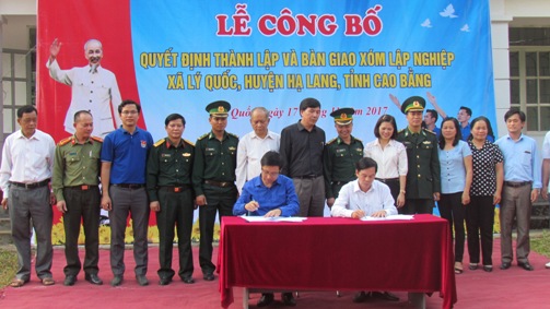  Lãnh đạo Tỉnh Đoàn TN và lãnh đạo UBND huyện Hạ Lang ký biên bản bàn giao xóm Lập Nghiệp cho UBND huyện Hạ Lang